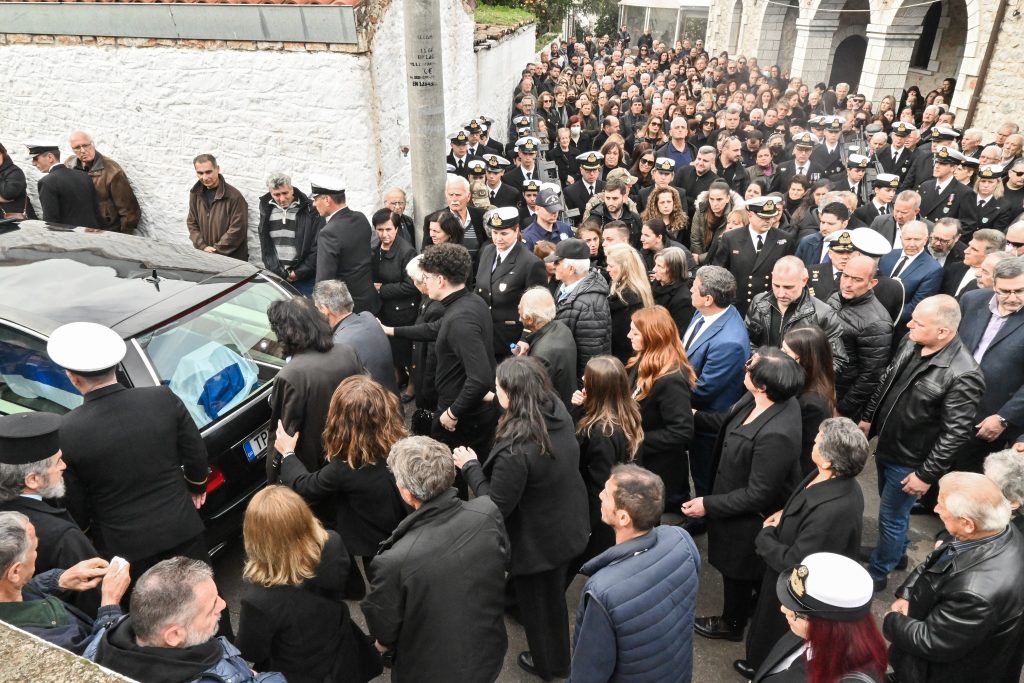 Άστρος: Θρήνος στην κηδεία του 53χρονου λιμενικού – Η Βουλή αναλαμβάνει τη στήριξη του παιδιού του