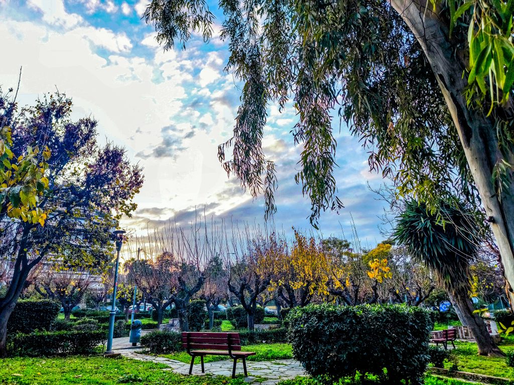 Καιρός: Άστατος με συννεφιά, βροχές και θυελλώδεις ανέμους – Πού θα σημειωθούν καταιγίδες