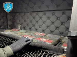 Πάτρα: Κοκαΐνη και κάνναβη κρυμμένες στην καμπίνα φορτηγού στο λιμάνι – Πώς τις εντόπισε ο σκύλος «ΜΕΖΚΑΛ» (φωτογραφίες)