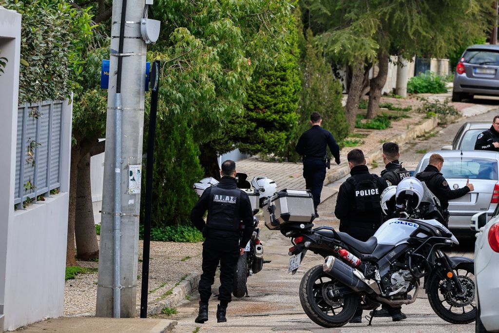 «Θα σκοτώσω τα αδέρφια μου αν με αφήσετε ελεύθερο»: Τα πρώτα λόγια του 46χρονου που δολοφόνησε τον πατέρα του