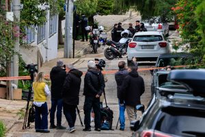 Δολοφονία στη Γλυφάδα: Το ερώτημα της ευθύνης για έναν δράστη με βαρύ ψυχιατρικό παρελθόν