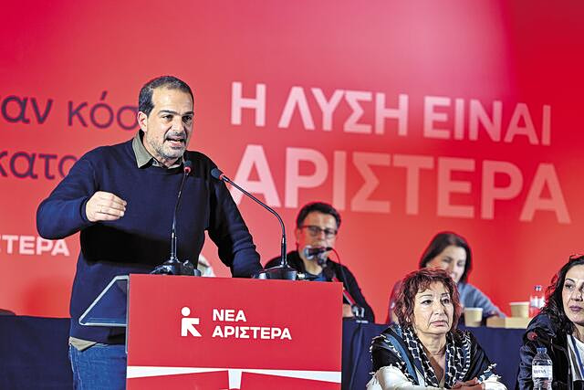 &Eta; &Nu;&Epsilon;.&Alpha;&Rho;. &gamma;&iota;&alpha; &tau;&iota;&sigmaf; &pi;&alpha;&rho;&alpha;&iota;&tau;ή&sigma;&epsilon;&iota;&sigmaf;: &laquo;&Eta; &Nu;έ&alpha; &Alpha;&rho;&iota;&sigma;&tau;&epsilon;&rho;ά &sigma;&upsilon;&nu;&epsilon;&chi;ί&zeta;&epsilon;&iota;&raquo;