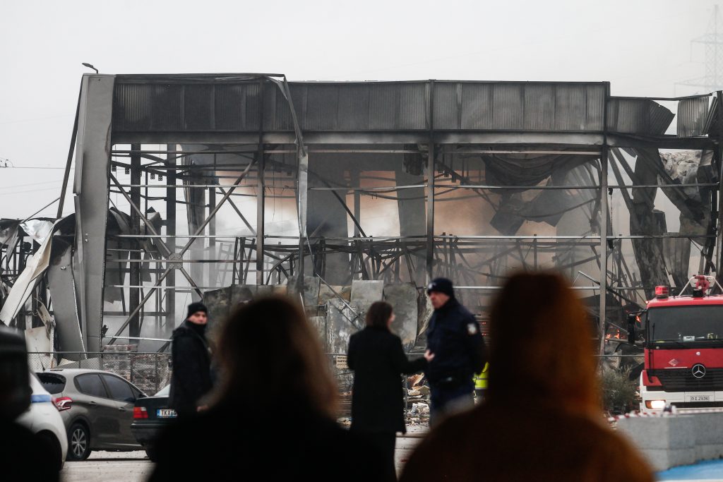 Τραγωδία στα Τρίκαλα: Εντοπίστηκε και η πέμπτη σορός στο εργοστάσιο «Βιολάντα» – Τα σενάρια για τα αίτια της έκρηξης