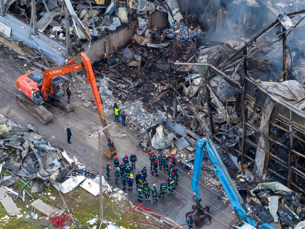 «Βιολάντα»: Βρέθηκε και η πέμπτη σορός στα συντρίμμια του εργοστασίου – Έρευνες για τα αίτια της τραγωδίας
