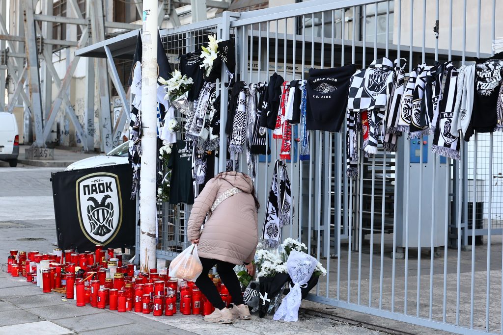 Δυστύχημα στη Ρουμανία: Η Τούμπα τόπος σιωπηλής μνήμης – Λουλούδια και κεριά έξω από το γήπεδο