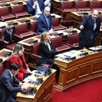 Βουλή: Εκρηκτική αντιπαράθεση για τα Ίμια – «Κυβέρνηση Σημίτη, Αρσένης και Πάγκαλος τραγικοί, μοιραίοι και άβουλοι»