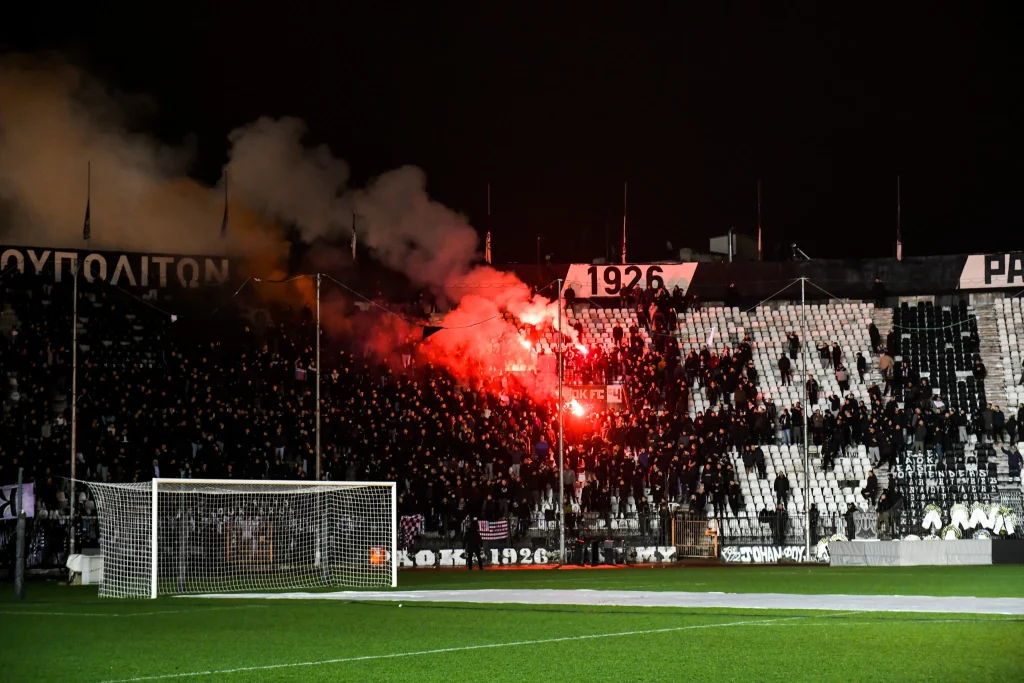 Οι φίλαθλοι του ΠΑΟΚ αποχαιρετάνε τα «αδέλφια» τους στη Θύρα 4 της Τούμπας