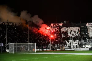 Οι φίλαθλοι του ΠΑΟΚ αποχαιρετάνε τα «αδέλφια» τους στη Θύρα 4 της Τούμπας