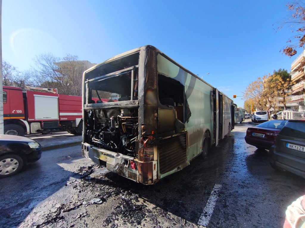 Φωτιά τώρα σε αστικό λεωφορείο στην Θεσσαλονίκη (video)