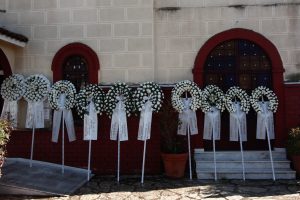 «Βιολάντα»: Θρήνος στην κηδεία της Ελένης Κατσαρού – Τελευταίο αντίο και στην Βασιλική Σκαμπαρδώνη