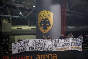 Μήνυμα αλληλεγγύης από τη Sunel Arena: Πανό των φίλων της ΑΕΚ για τις τραγωδίες σε Τρίκαλα και Ρουμανία