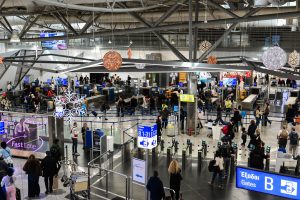 Μπλακ άουτ στο FIR Αθηνών: Ποιος θα πληρώσει για ακυρώσεις και καθυστερήσεις πτήσεων – Τι πρέπει να ξέρουν οι επιβάτες