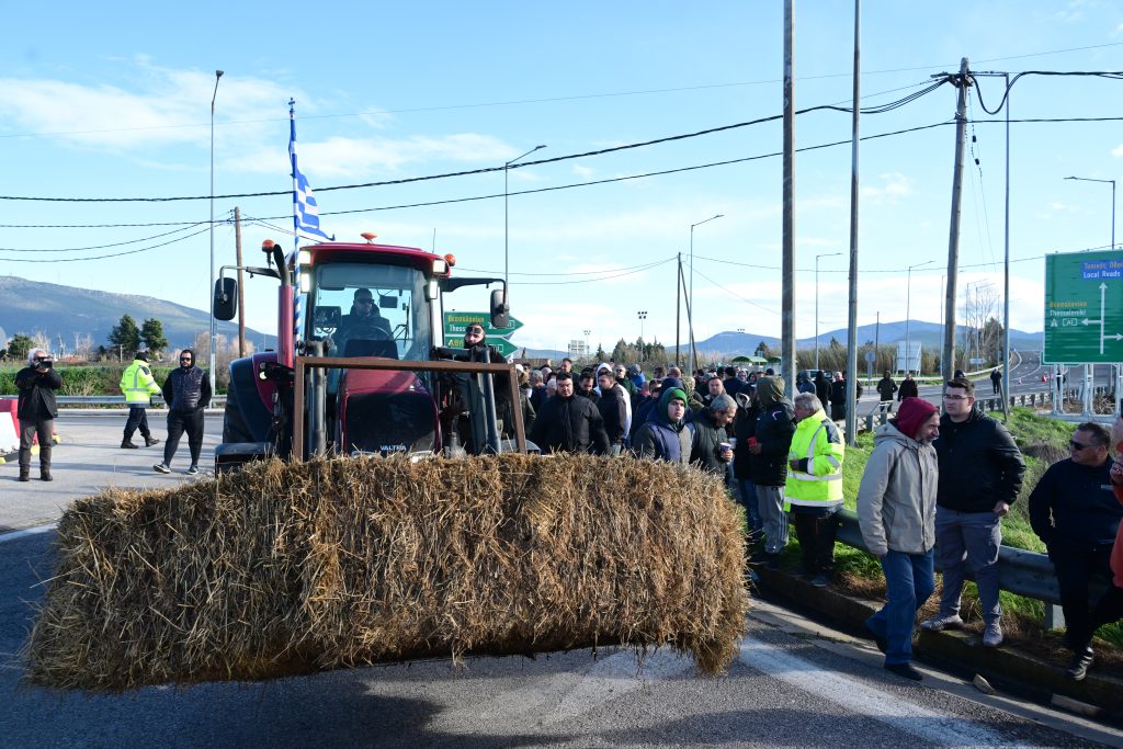 Αγρότες: Αποκλεισμένη η εθνική οδός Αθηνών – Λαμίας στο Κάστρο Βοιωτίας – Έκλεισε η Υψηλή Γέφυρα Χαλκίδας (Χάρτες)