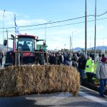 Αγρότες: Αποκλεισμένη η εθνική οδός Αθηνών – Λαμίας στο Κάστρο Βοιωτίας – Έκλεισε η Υψηλή Γέφυρα Χαλκίδας (Χάρτες)
