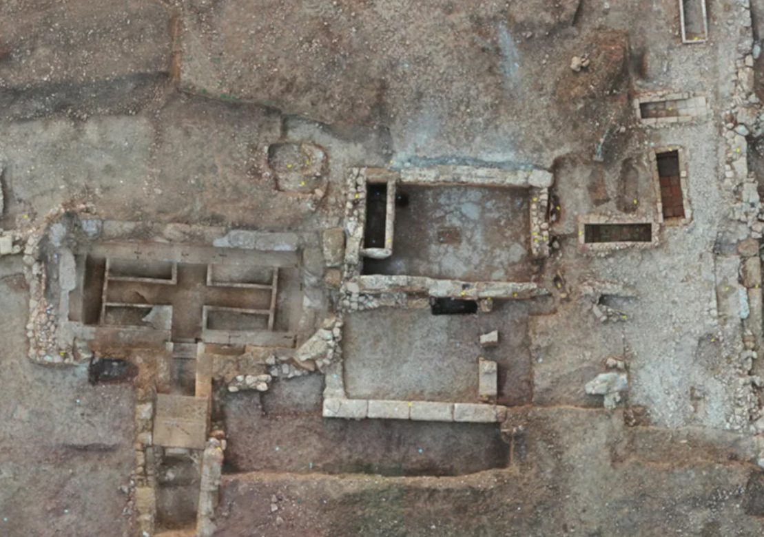 &Alpha;&pi;&omicron;&kappa;ά&lambda;&upsilon;&psi;&eta; &sigma;&tau;&eta;&nu; &Kappa;&omicron;&rho;&iota;&nu;&theta;ί&alpha;: &Beta;&rho;έ&theta;&eta;&kappa;&epsilon; &upsilon;&pi;ό&gamma;&epsilon;&iota;&alpha; &delta;&epsilon;&xi;&alpha;&mu;&epsilon;&nu;ή &sigma;&tau;&eta;&nu; &Alpha;&rho;&chi;&alpha;ί&alpha; &Tau;&epsilon;&nu;έ&alpha; &ndash; &Sigma;&chi;&epsilon;&tau;ί&zeta;&epsilon;&tau;&alpha;&iota; &mu;&epsilon; &mu;&upsilon;&sigma;&tau;&eta;&rho;&iota;&alpha;&kappa;έ&sigmaf; &tau;&epsilon;&lambda;&epsilon;&tau;έ&sigmaf; ί&alpha;&sigma;&eta;&sigmaf; (&Phi;&omega;&tau;&omicron;&gamma;&rho;&alpha;&phi;ί&epsilon;&sigmaf;)