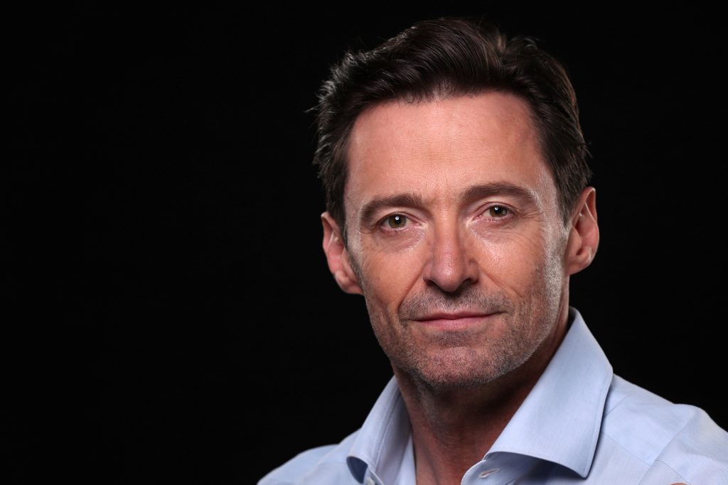 Αγνώριστος ο Χιου Τζάκμαν με γκρίζα μαλλιά και πυκνή γενειάδα στο νέο τρέιλερ του «Ρομπέν των Δασών»