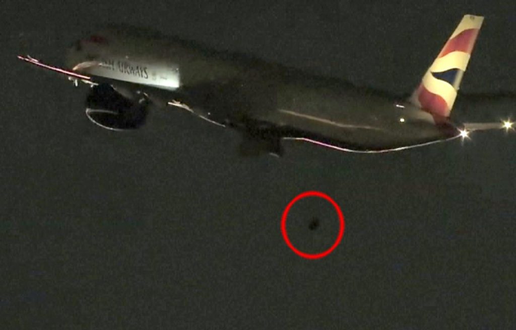 Τρόμος πάνω από το Λας Βέγκας: Αεροπλάνο χάνει τροχό στον αέρα – Δείτε το συγκλονιστικό βίντεο