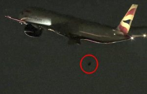 Τρόμος πάνω από το Λας Βέγκας: Αεροπλάνο χάνει τροχό στον αέρα – Δείτε το συγκλονιστικό βίντεο