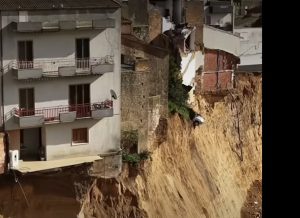 Σικελία: Πάνω από 1.000 άνθρωποι άφησαν τα σπίτια τους εξαιτίας μεγάλης κατολίσθησης