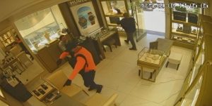 Χαλκιδική: Βίντεο ντοκουμέντο από τη ληστεία σε κοσμηματοπωλείο – Πώς οι «Ροζ Πάνθηρες» εξαφάνισαν κοσμήματα αξίας 580.000 ευρώ