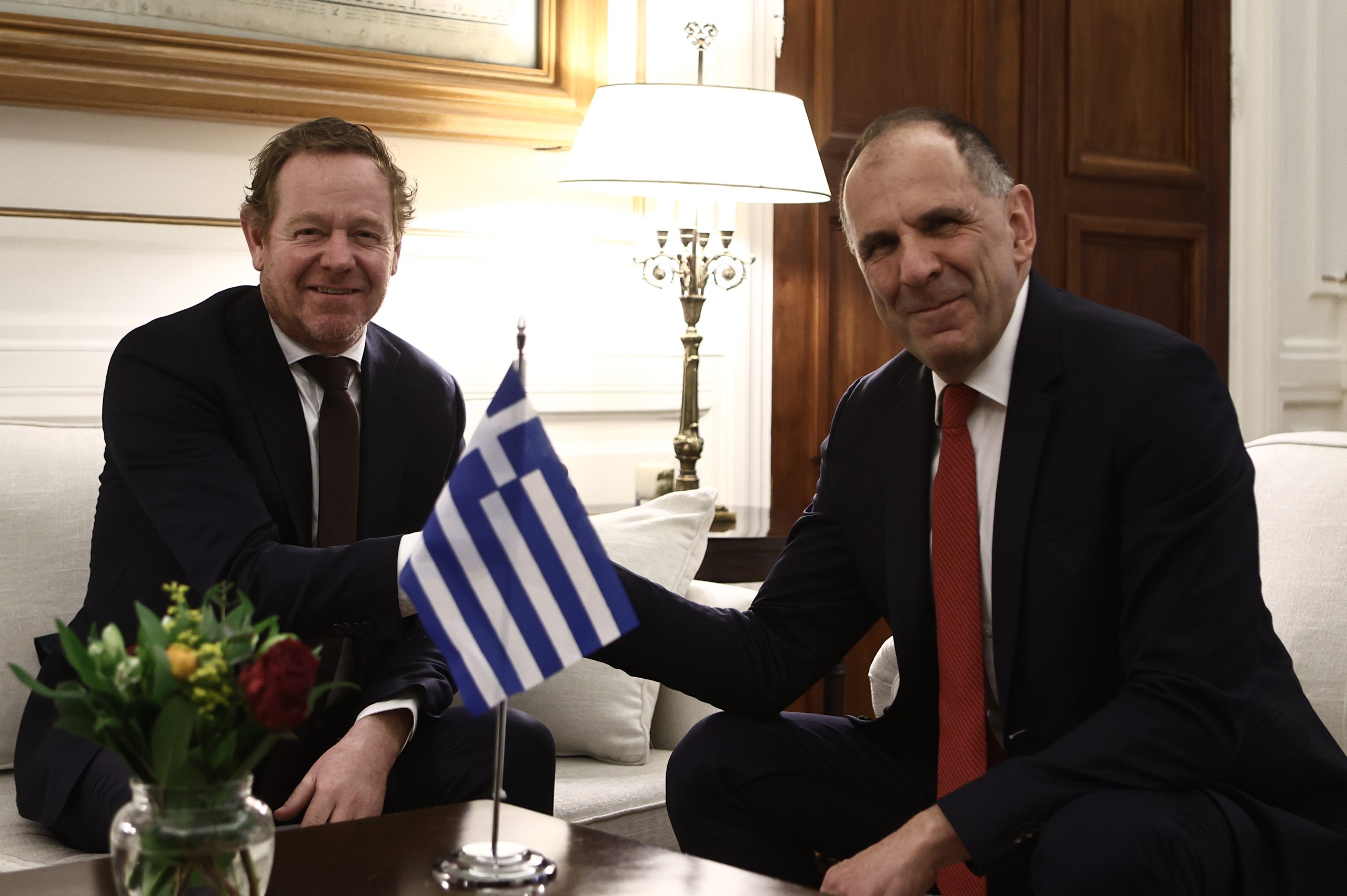 &Nu;&tau;έ&iota;&beta;&iota;&nu;&tau; &beta;&alpha;&nu; &Beta;&iota;&lambda;: &laquo;&Tau;&alpha; &epsilon;&xi;&omega;&tau;&epsilon;&rho;&iota;&kappa;ά &sigma;ύ&nu;&omicron;&rho;&alpha; &tau;&eta;&sigmaf; &Epsilon;&upsilon;&rho;ώ&pi;&eta;&sigmaf; &alpha;&nu;ή&kappa;&omicron;&upsilon;&nu; &sigma;&epsilon; ό&lambda;&omicron;&upsilon;&sigmaf; &mu;&alpha;&sigmaf;&raquo;