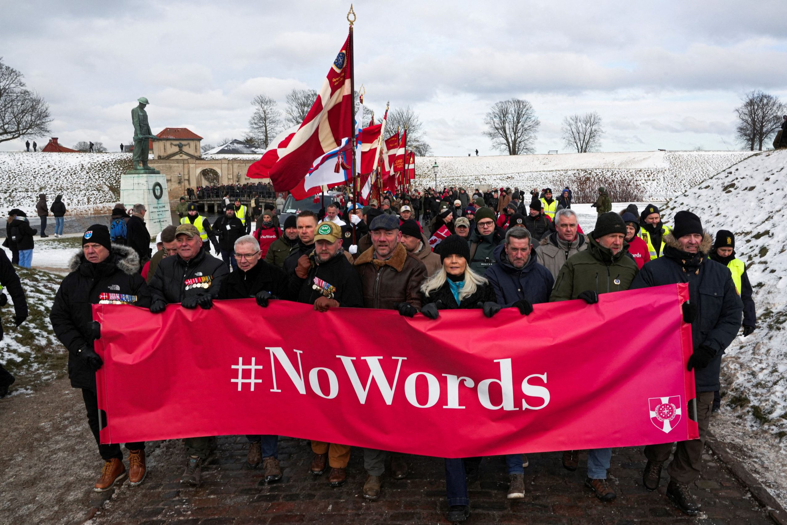 &Delta;&alpha;&nu;ί&alpha;: &laquo;&Tau;&rho;&alpha;&mu;&pi;, &zeta;ή&tau;&alpha; &sigma;&upsilon;&gamma;&gamma;&nu;ώ&mu;&eta;!&raquo; &ndash; 10.000 ά&nu;&theta;&rho;&omega;&pi;&omicron;&iota; &delta;&iota;&alpha;&delta;ή&lambda;&omega;&sigma;&alpha;&nu;, &kappa;&alpha;&tau;ά &tau;&omicron;&upsilon; &Alpha;&mu;&epsilon;&rho;&iota;&kappa;&alpha;&nu;&omicron;ύ &pi;&rho;&omicron;έ&delta;&rho;&omicron;&upsilon;