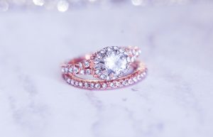 Δαχτυλίδια διαζυγίου: Η νέα μόδα που κάνει τις γυναίκες να γιορτάζουν το τέλος του γάμου τους