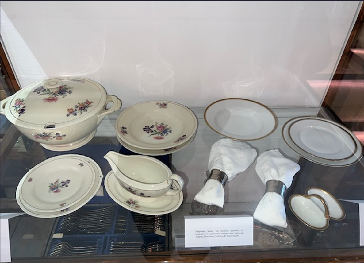 T&iota; &mu;&nu;ή&mu;&epsilon;&sigmaf; &kappa;&omicron;&upsilon;&beta;&alpha;&lambda;ά έ&nu;&alpha; &epsilon;&omicron;&rho;&tau;&alpha;&sigma;&tau;&iota;&kappa;ό &tau;&rho;&alpha;&pi;έ&zeta;&iota;