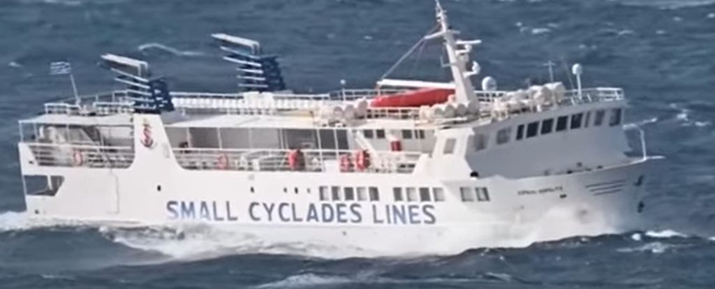Βίντεο με το πλοίο «Express Skopelitis» να «παλεύει» με τους ισχυρούς ανέμους στο Αιγαίο