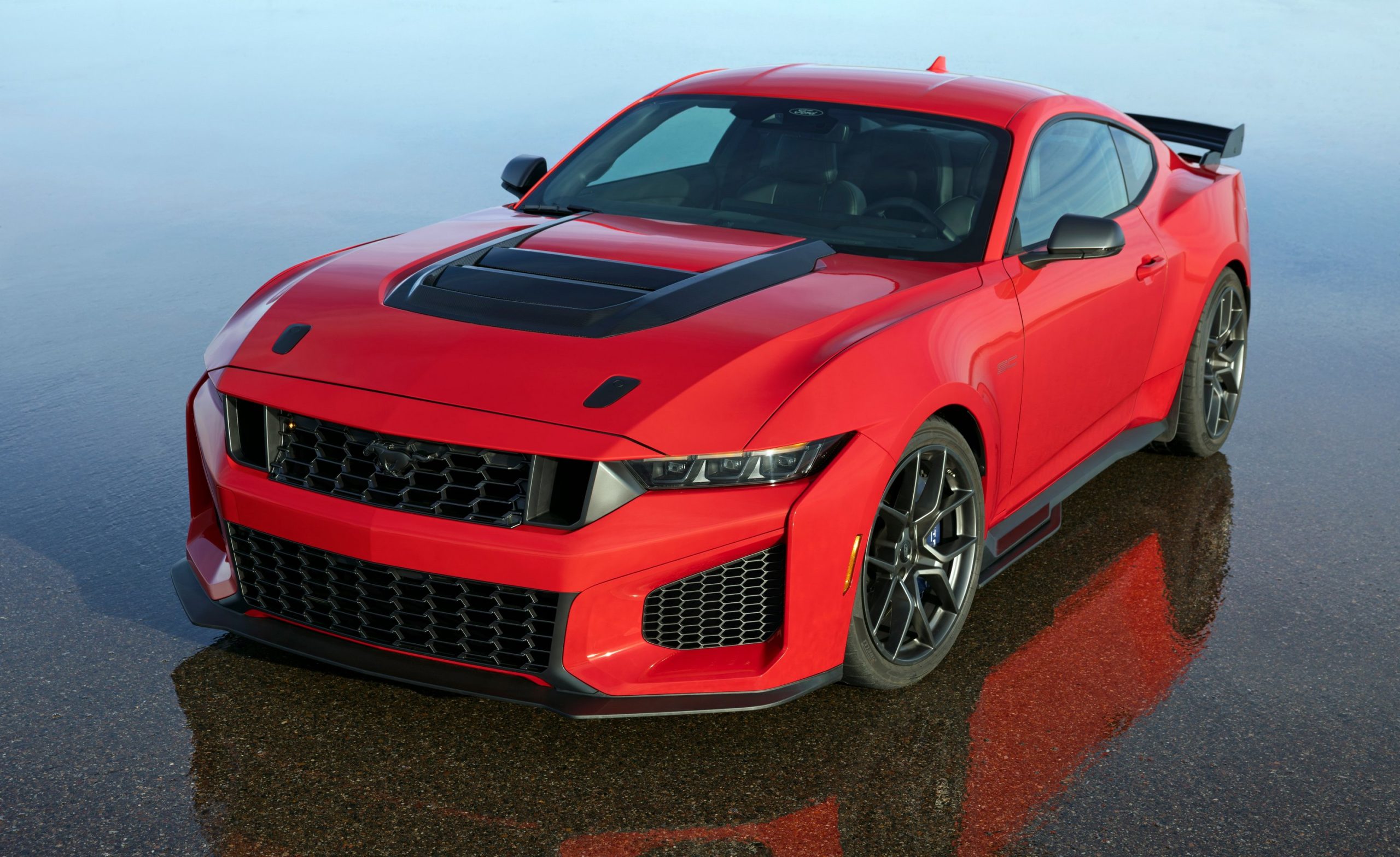 Mustang Dark Horse SC: &Tau;&alpha;&mu;&mu;έ&nu;&eta; &sigma;&tau;&eta;&nu; &pi;ί&sigma;&tau;&alpha;