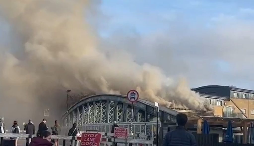 Συναγερμός στο Λονδίνο: Φωτιά κοντά σε σιδηροδρομικό σταθμό (Video)