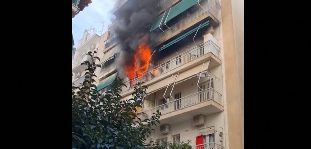 Συναγερμός στην Νέα Σμύρνη: Φωτιά σε διαμέρισμα – Εκκενώθηκε η πολυκατοικία (Βίντεο)