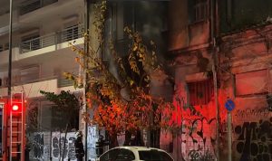 Φωτιά τώρα σε κτίριο στo κέντρο της Αθήνας – Διακοπή κυκλοφορίας στην οδό Λιοσίων (video)