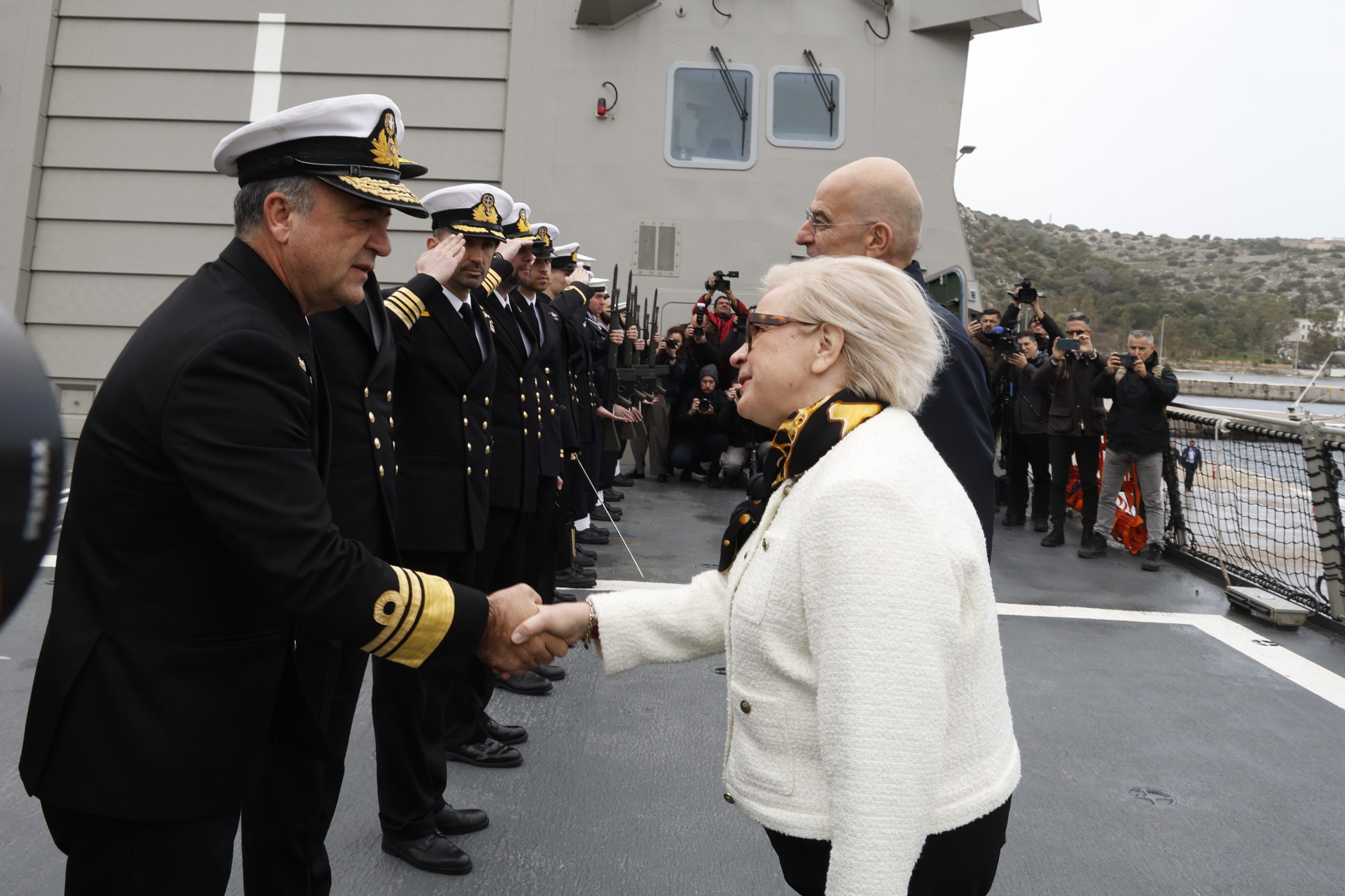 &Sigma;&tau;&eta;&nu; &upsilon;&pi;&epsilon;&rho;&sigma;ύ&gamma;&chi;&rho;&omicron;&nu;&eta; &phi;&rho;&epsilon;&gamma;ά&tau;&alpha; &laquo;&Kappa;ί&mu;&omega;&nu;&raquo; &Beta;&omicron;&tau;&rho;ί&nu; &kappa;&alpha;&iota; &Delta;έ&nu;&delta;&iota;&alpha;&sigmaf;