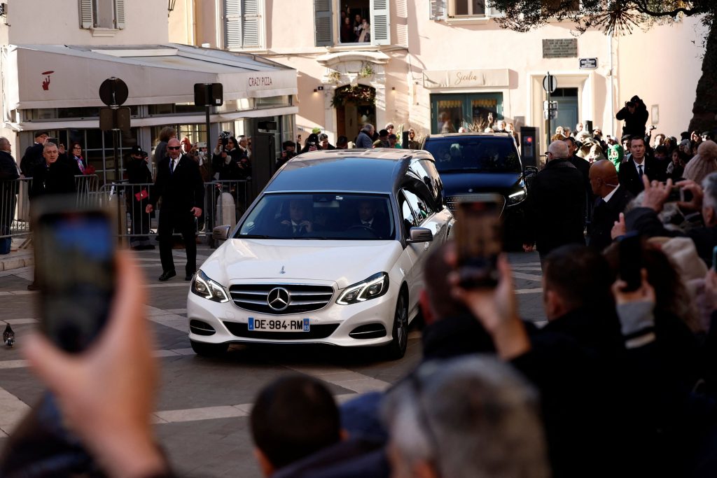 Μπριζίτ Μπαρντό: Πλήθος κόσμου στην κηδεία της θρυλικής «Μπε Μπε» στο Σεν Τροπέ