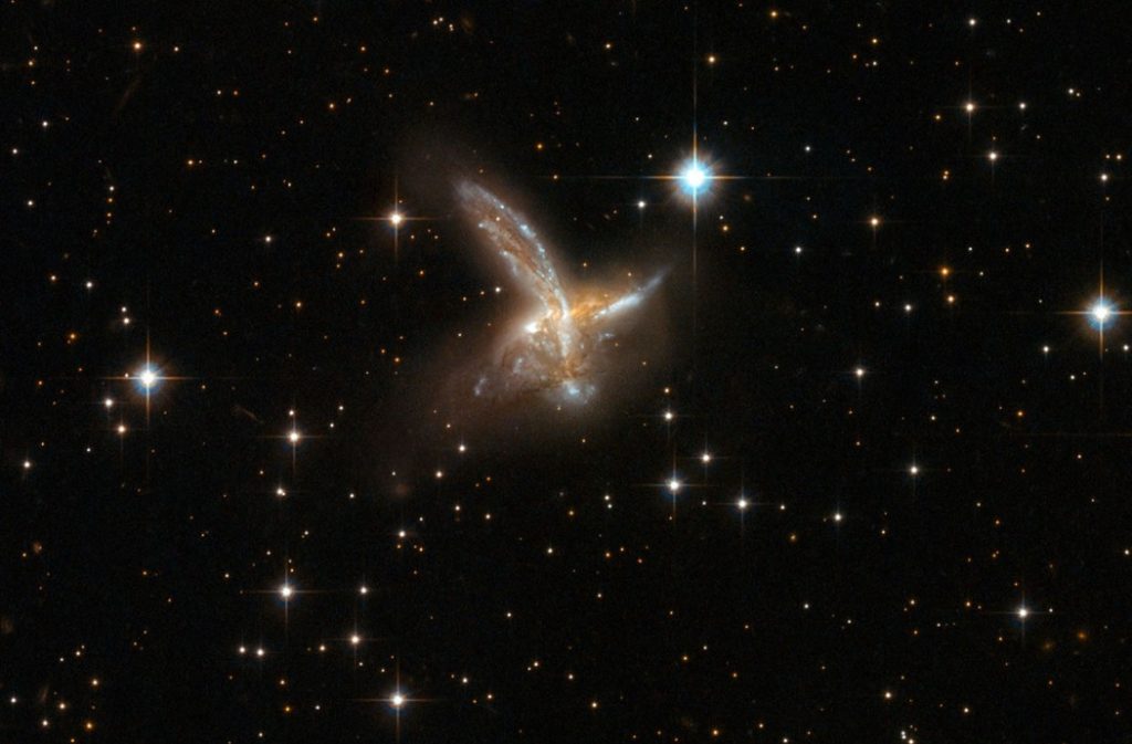 Όταν δύο γαλαξίες γίνονται ένας – Η NASA απαθανάτισε το ζεύγος ESO 593-8 λίγο πριν την σύγκρουση
