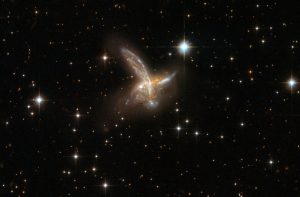 Όταν δύο γαλαξίες γίνονται ένας – Η NASA απαθανάτισε το ζεύγος ESO 593-8 λίγο πριν την σύγκρουση