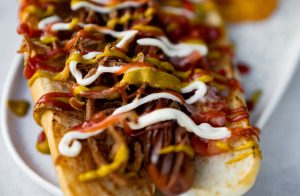 Το σνακ των πέντε λεπτών: Hot Dog με chili con carne από τον Δημήτρη Σκαρμούτσο