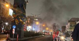 Χάος στο Ιράν: Ο φόβος για «σφαγή στο σκοτάδι», τα σενάρια για αμερικανική επίθεση και ένας Σάχης σε αναμονή