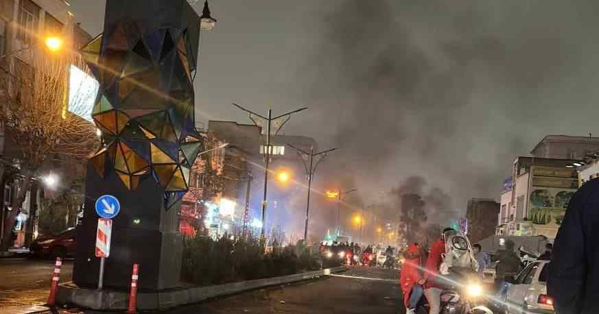 Χάος στο Ιράν: Ο φόβος για «σφαγή στο σκοτάδι», οι απειλές Τραμπ και ένας Σάχης σε αναμονή