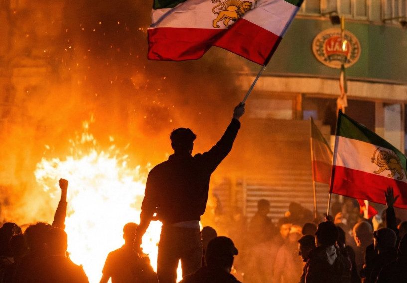 Ιράν: Εικόνες σοκ με σορούς διαδηλωτών σε μαύρες σακούλες – Με το χέρι στη σκανδάλη οι ΗΠΑ, ο χάρτης της εξέγερσης