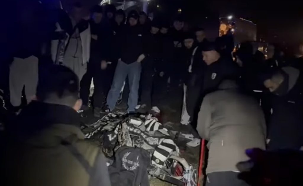 Συγκινητικές στιγμές στο σημείο της τραγωδίας στη Ρουμανία – Οπαδοί του ΠΑΟΚ άναψαν πυρσούς και τραγούδησαν (Video)