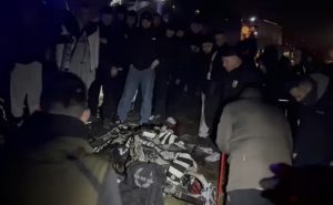 Συγκινητικές στιγμές στο σημείο της τραγωδίας στη Ρουμανία – Οπαδοί του ΠΑΟΚ άναψαν πυρσούς και τραγούδησαν (Video)