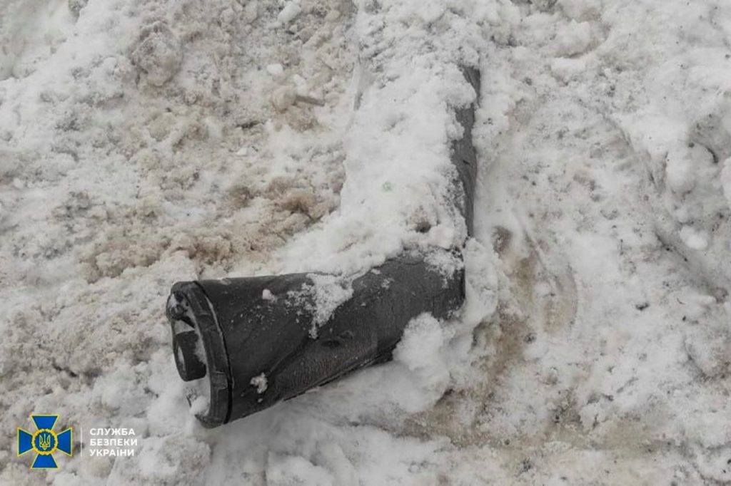 Ορέσνικ: Οι φωτογραφίες από τα θραύσματα του υπερόπλου του Πούτιν που συγκλόνισε την Ουκρανία