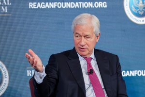 Σε λεπτές ισορροπίες ξανά η σχέση Τραμπ και τον επικεφαλή της JPMorgan