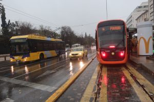 Κακοκαιρία: Σε λίμνη μετατράπηκε ξανά η λεωφόρος Βουλιαγμένης – Πτώσεις δέντρων, φθορές σε οχήματα