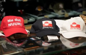 Κοπεγχάγη: «Κάντε την Αμερική να φύγει» – Τα κόκκινα καπέλα ως αλληλεγγύη για τη  Γροιλανδία