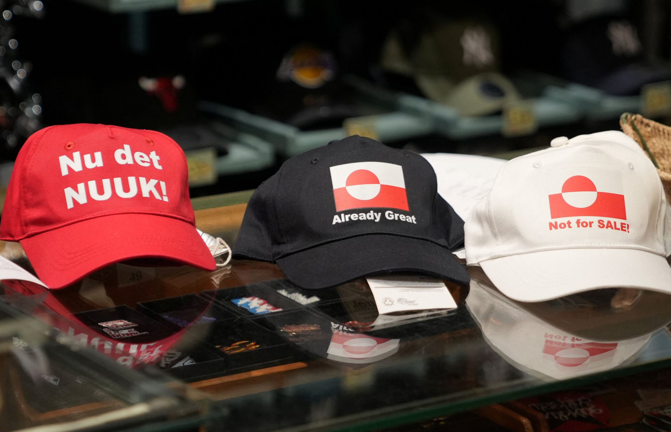 &Kappa;&omicron;&pi;&epsilon;&gamma;&chi;ά&gamma;&eta;: &laquo;&Kappa;ά&nu;&tau;&epsilon; &tau;&eta;&nu; &Alpha;&mu;&epsilon;&rho;&iota;&kappa;ή &nu;&alpha; &phi;ύ&gamma;&epsilon;&iota;&raquo; &ndash; &Tau;&alpha; &kappa;ό&kappa;&kappa;&iota;&nu;&alpha; &kappa;&alpha;&pi;έ&lambda;&alpha; &omega;&sigmaf; &alpha;&lambda;&lambda;&eta;&lambda;&epsilon;&gamma;&gamma;ύ&eta; &gamma;&iota;&alpha; &tau;&eta; &Gamma;&rho;&omicron;&iota;&lambda;&alpha;&nu;&delta;ί&alpha;