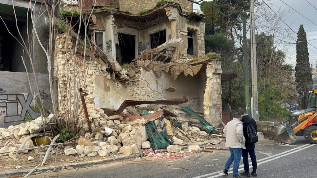 Παρέμβαση Μώραλη και Δήμου Πειραιά στο κτήριο που κατέρρευσε στην Καστέλλα