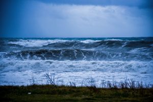 Τι είναι το «βουβό κύμα» swell που παρέσυρε τον αξιωματικό του Λιμενικού στο Άστρος
